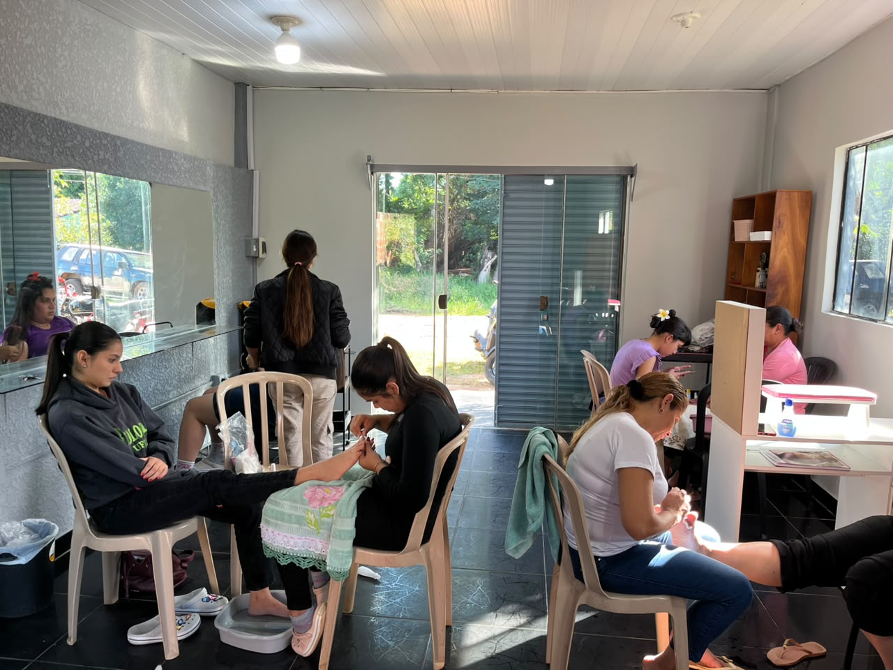 Práctica de manicura durante la formación
